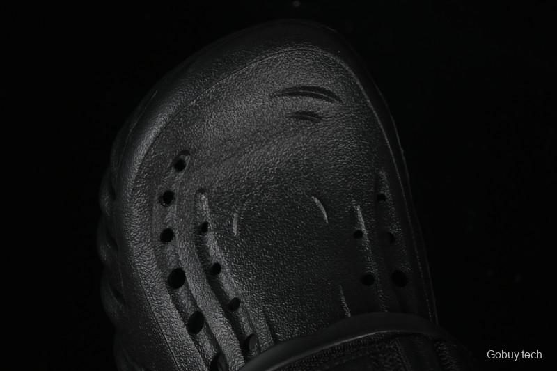 Crocs Classic Clog Slip-On Beach Sandals with Ventilation Holes - B.D4